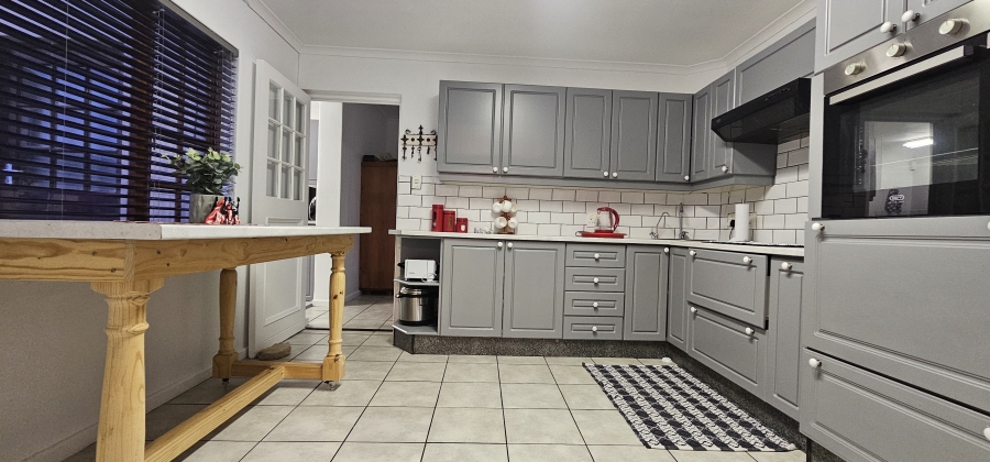 5 Bedroom Property for Sale in Myburgh Park Western Cape